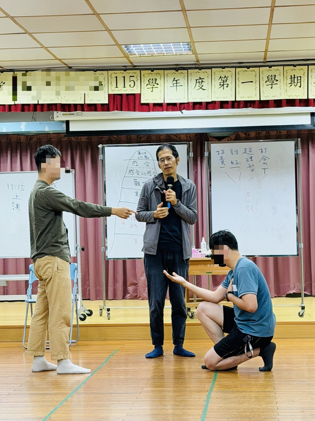 活動照片：兩位學員演示指責與討好的應對姿態，講師在中間說明，白板上寫著指責、討好、超理智、打岔